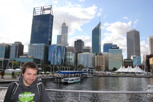 Ich vor der Skyline von Perth