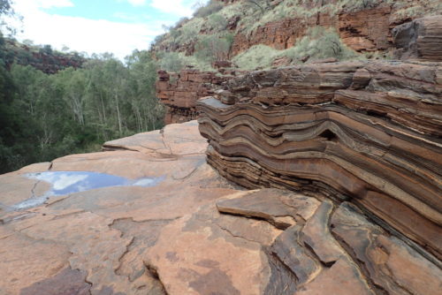 gut sichtbare Gesteinsschichten und -wölbungen am Dales Gorge