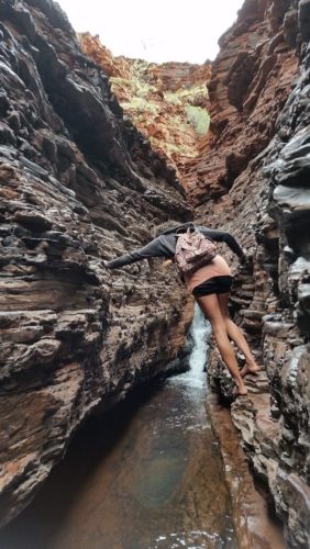 beim Spiderwalk im Hancock Gorge muss barfuß geklettert werden