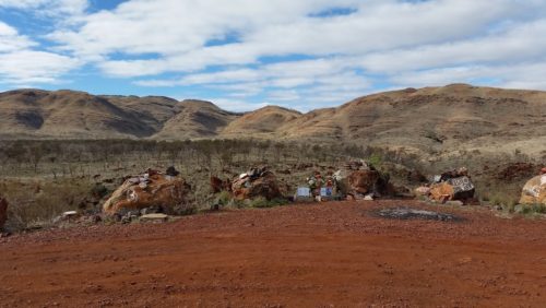 eine Art Friedhof als Gedenkstätte für Verstorbene auf dem Weg zum Karajini National Park